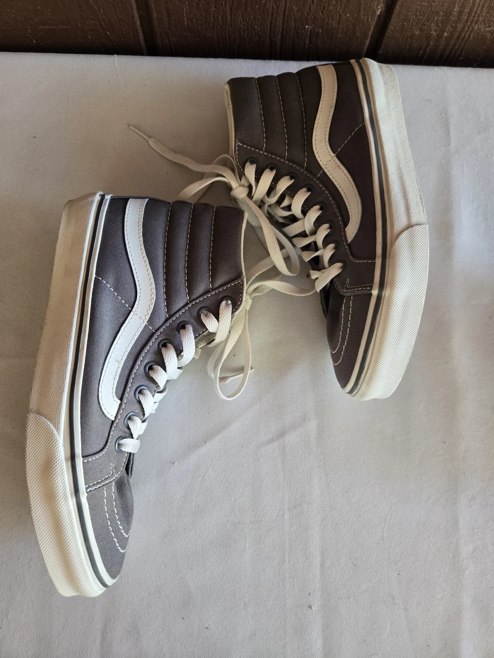 Classic Vans High-Top Skateboarding Sneaker in Gray and White M5.5, W7
